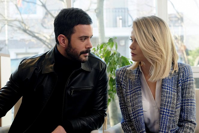 Kuzgun - Episode 8 - De la película - Barış Arduç, Burcu Biricik