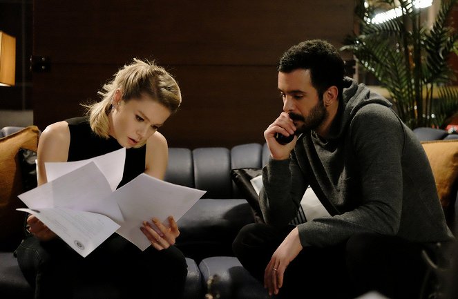 Kuzgun - Episode 11 - De la película - Burcu Biricik, Barış Arduç