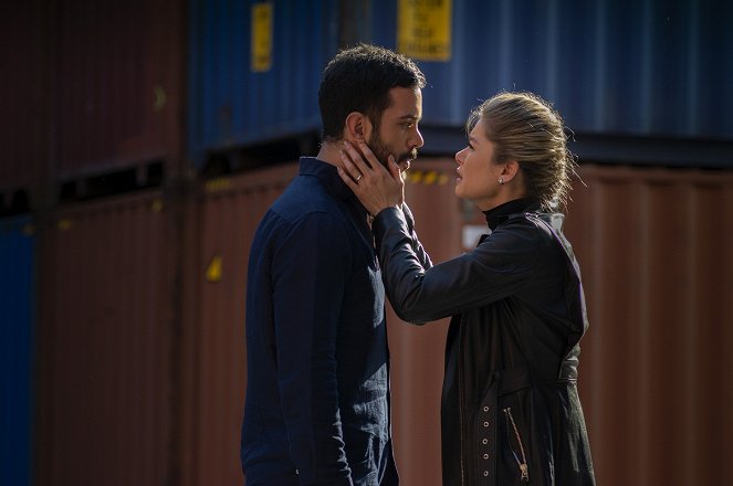 Kuzgun - Episode 15 - Filmfotos - Barış Arduç, Burcu Biricik