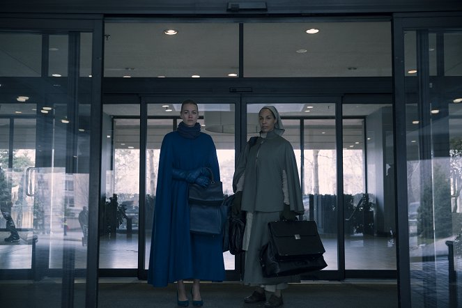 The Handmaid's Tale - Lügner(in) - Filmfotos - Yvonne Strahovski, Amanda Brugel