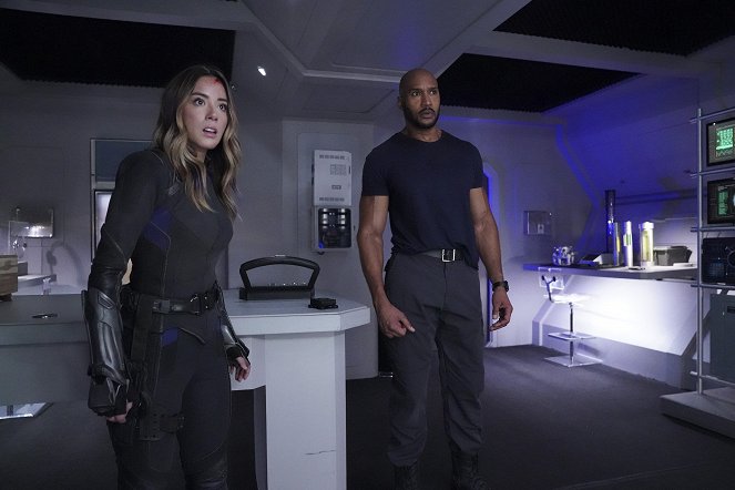 Agents of S.H.I.E.L.D. - The Sign - Van film - Chloe Bennet, Henry Simmons