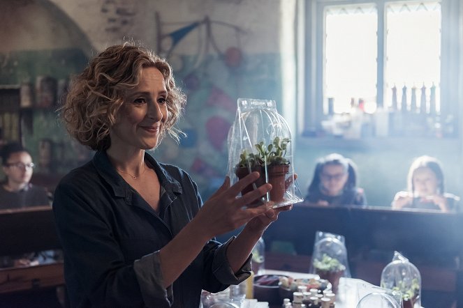 Eine lausige Hexe - Season 3 - Die neue Kunstlehrerin - Filmfotos - Nicola Stephenson