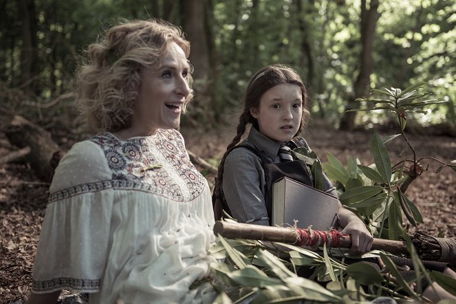 La peor bruja - Mamá mágica - De la película - Nicola Stephenson, Bella Ramsey