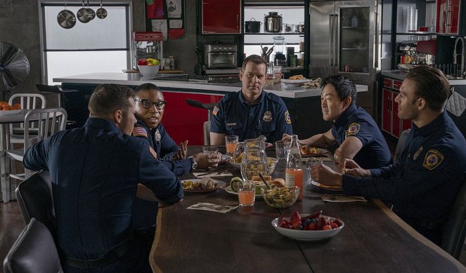 911 L.A. - Season 2 - Ocean’s 911 - Filmfotók - Aisha Hinds, Peter Krause, Kenneth Choi, Ryan Guzman
