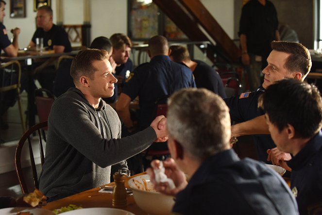 911 L.A. - Bobby – Megint kezdődik - Filmfotók - Oliver Stark, Peter Krause