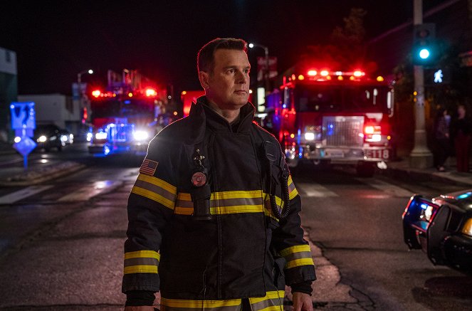 911 L.A. - Bobby – Megint kezdődik - Filmfotók - Peter Krause