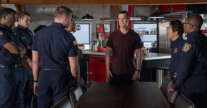 9-1-1 - Bobby, nouvelle vie - Film - Peter Krause, Kenneth Choi