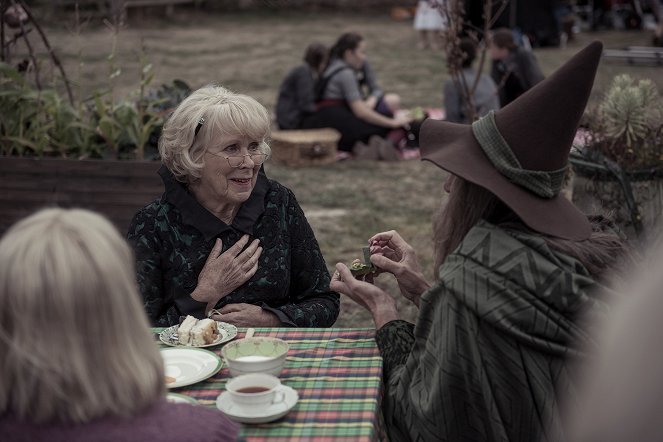 Eine lausige Hexe - Season 3 - Freunde für immer - Filmfotos - Wendy Craig