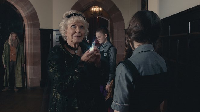 Botcsinálta boszi - Season 3 - Ethel Hallow, a megmentő - 1. rész - Filmfotók - Wendy Craig