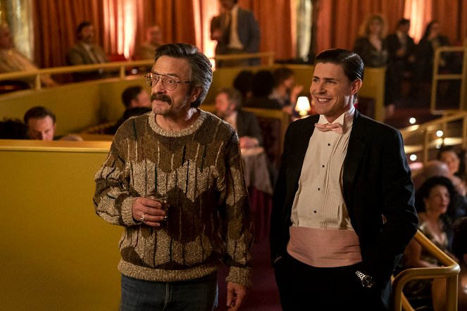 GLOW - Season 3 - Up, Up, Up - Photos - Marc Maron, Christopher Lowell