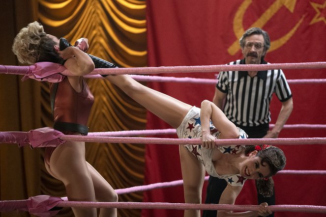GLOW: Nádherné ženy wrestlingu - Podivný pátek - Z filmu - Alison Brie