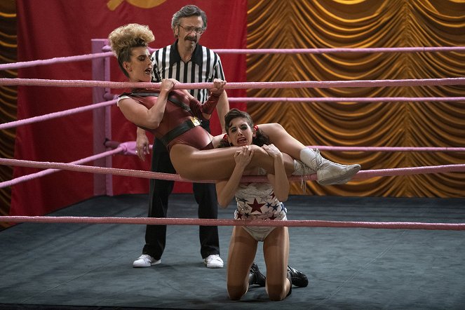 GLOW: Nádherné ženy wrestlingu - Série 3 - Podivný pátek - Z filmu - Betty Gilpin, Marc Maron, Alison Brie
