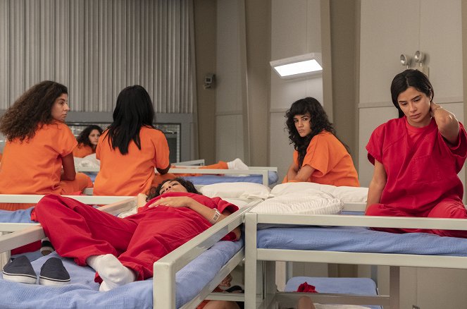 Orange Is the New Black - And Brown Is the New Orange - Photos