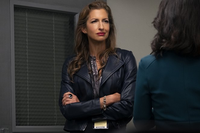 Orange Is the New Black - And Brown Is the New Orange - Photos - Alysia Reiner