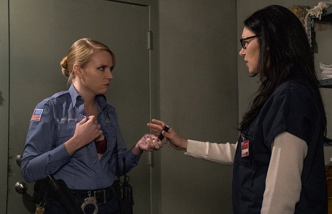 Orange Is the New Black - Deportação - Do filme - Emily Tarver, Laura Prepon