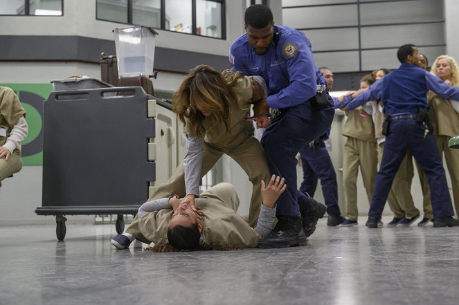 Orange Is the New Black - Here's Where We Get Off - Photos