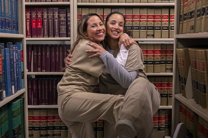 Orange Is the New Black - Bůh žehnej Americe - Z natáčení - Elizabeth Rodriguez, Dascha Polanco