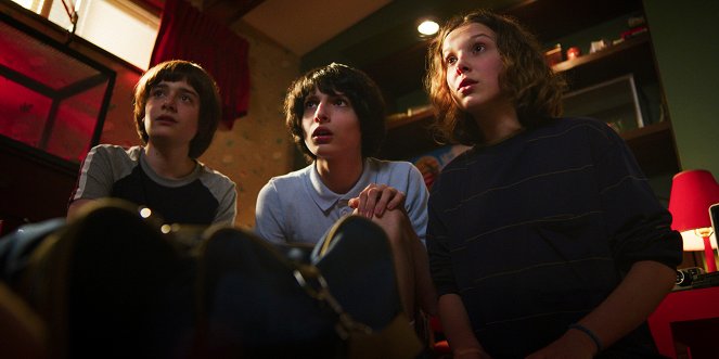 Stranger Things - Chapter One: Suzie, Do You Copy? - Photos - Noah Schnapp, Finn Wolfhard, Millie Bobby Brown