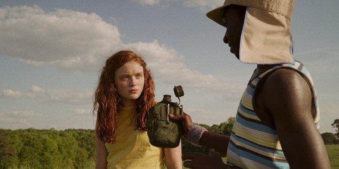 Stranger Things - Chapter One: Suzie, Do You Copy? - Photos - Sadie Sink, Caleb McLaughlin