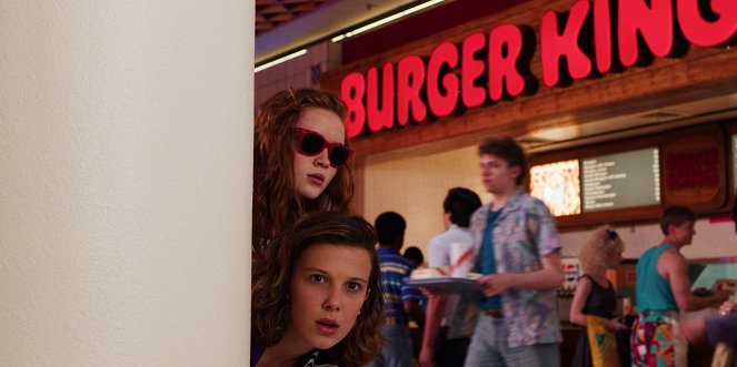 Stranger Things - Chapter Two: The Mall Rats - Z filmu - Sadie Sink, Millie Bobby Brown