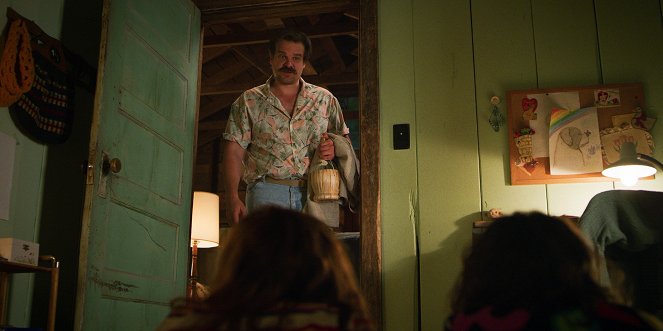 Stranger Things - Chapter Three: The Case of the Missing Lifeguard - Photos - David Harbour