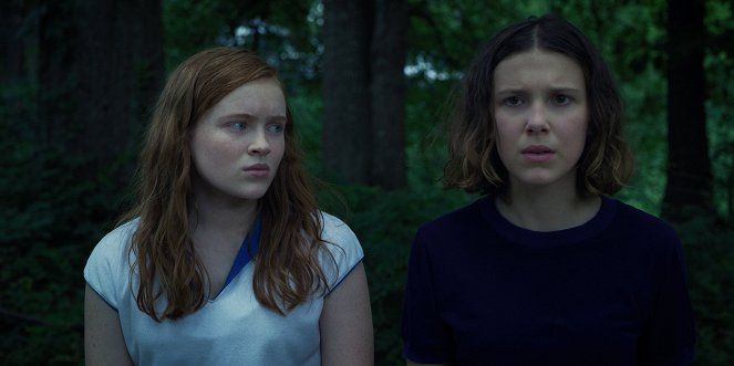 Stranger Things - Season 3 - Chapter Three: The Case of the Missing Lifeguard - Photos - Sadie Sink, Millie Bobby Brown