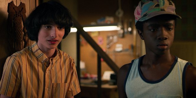Stranger Things - Chapter Three: The Case of the Missing Lifeguard - Z filmu - Finn Wolfhard, Caleb McLaughlin