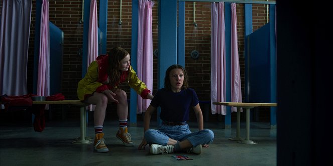 Stranger Things - Season 3 - Chapter Three: The Case of the Missing Lifeguard - Photos - Sadie Sink, Millie Bobby Brown