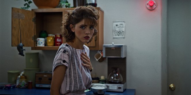 Stranger Things - Chapter Three: The Case of the Missing Lifeguard - Z filmu - Natalia Dyer