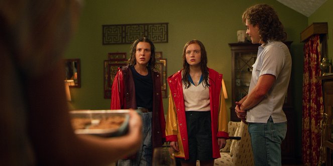 Stranger Things - Chapter Three: The Case of the Missing Lifeguard - Photos - Millie Bobby Brown, Sadie Sink, Dacre Montgomery