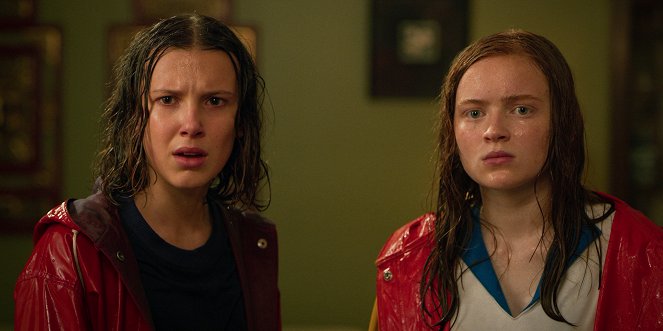 Stranger Things - Chapter Three: The Case of the Missing Lifeguard - Photos - Millie Bobby Brown, Sadie Sink