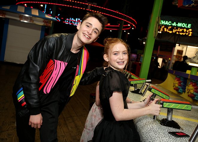 Stranger Things - Season 3 - Z imprez - Season 3 World Premiere - Noah Schnapp, Sadie Sink