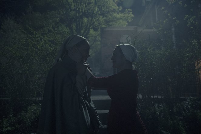 The Handmaid's Tale : La servante écarlate - Alerte - Film - Amanda Brugel, Elisabeth Moss