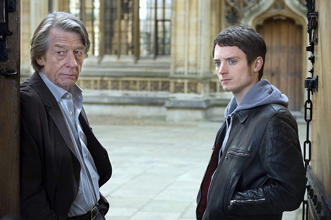 Los crímenes de Oxford - De la película - John Hurt, Elijah Wood