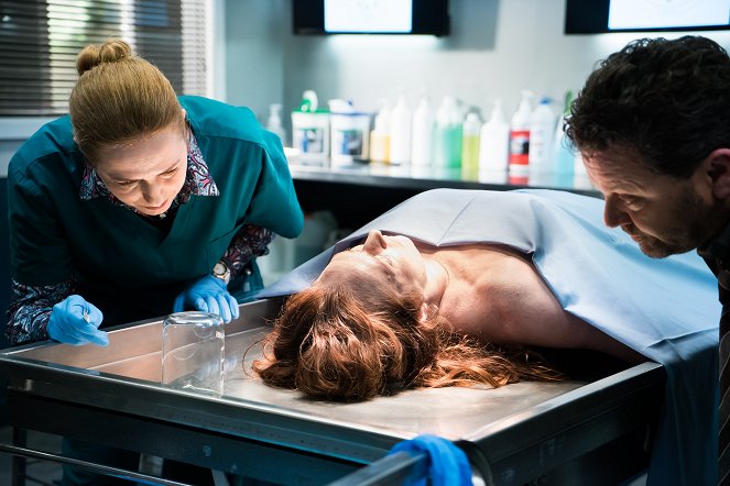 Brokenwood – Mord in Neuseeland - Season 3 - Der schwarze Witwer - Filmfotos - Cristina Serban Ionda, Neill Rea