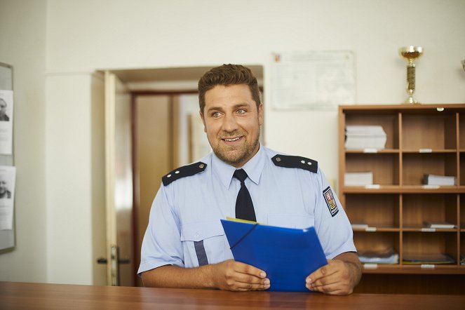 Policie Modrava - Muž v pozadí - Filmfotók - Michal Holán
