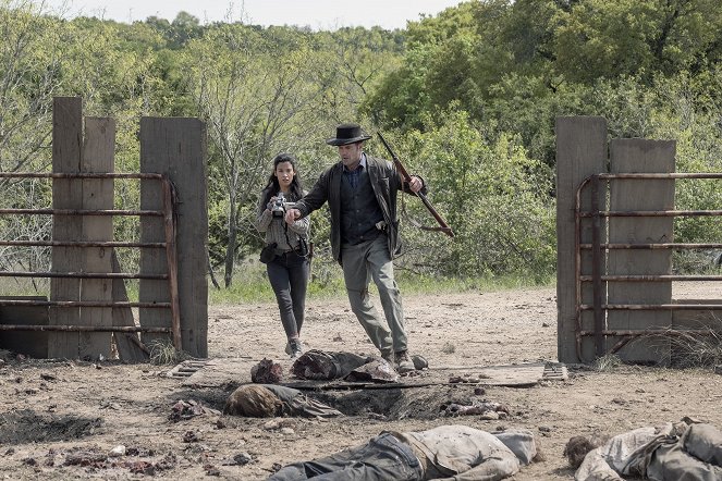 Fear the Walking Dead - Channel 4 - Do filme - Danay Garcia, Garret Dillahunt