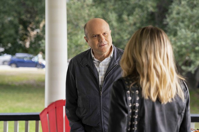 Veronica Mars - Years, Continents, Bloodshed - Z filmu - Enrico Colantoni