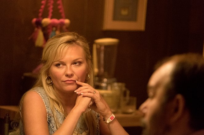 On Becoming a God in Central Florida - The Stinker Thinker - De la película - Kirsten Dunst