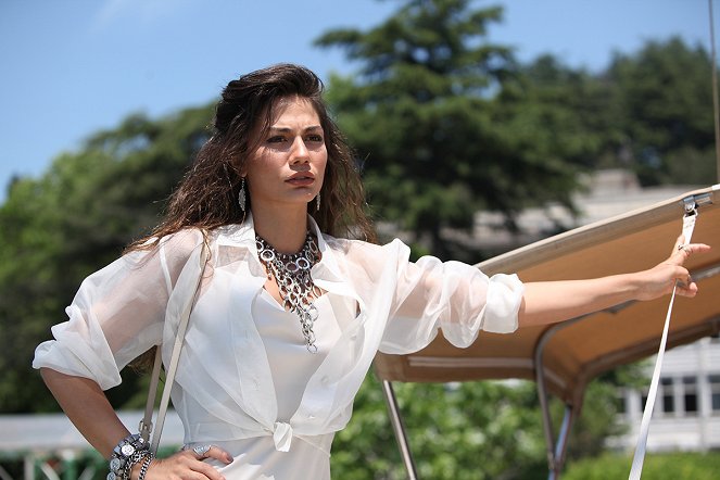 Erkenci Kuş - Episode 43 - Photos - Demet Özdemir