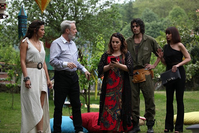 Zasněná láska - Epizoda 42 - Z filmu - Demet Özdemir, Ahmet Somers, Sevinç Erbulak, Tuğçe Kumral