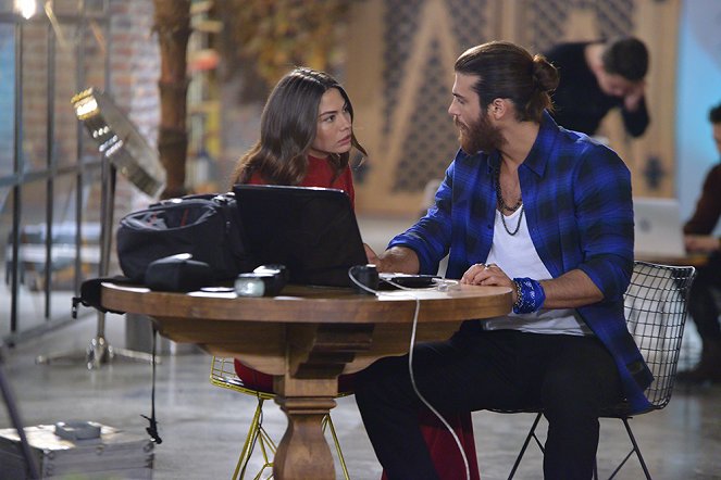 Erkenci Kuş - Episode 34 - Kuvat elokuvasta - Demet Özdemir, Can Yaman