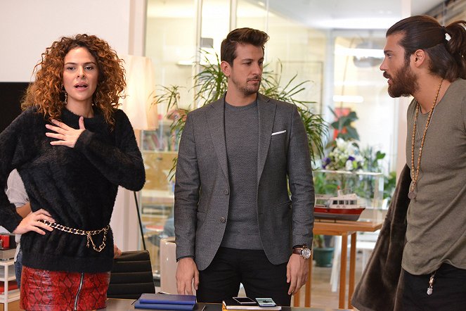 Erkenci Kuş - Episode 23 - Photos - Gamze Topuz, Birand Tunca, Can Yaman