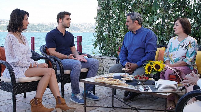 Her Yerde Sen - Sen Varsın - Filmfotos - Aybüke Pusat, Furkan Andıç, Bülent Düzgünoğlu, Asuman Karakullukçu