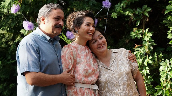 Te vagy mindenhol - İkimiz Olsak - Filmfotók - Bülent Düzgünoğlu, Aybüke Pusat, Asuman Karakullukçu