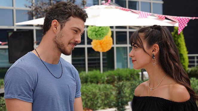 Her Yerde Sen - De la película - Ali Gözüşirin, Aslıhan Malbora