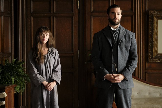 Escaping the Madhouse: The Nellie Bly Story - Filmfotos - Christina Ricci, Josh Bowman