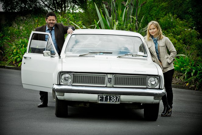 Brokenwood – Mord in Neuseeland - Season 3 - Werbefoto - Neill Rea, Fern Sutherland
