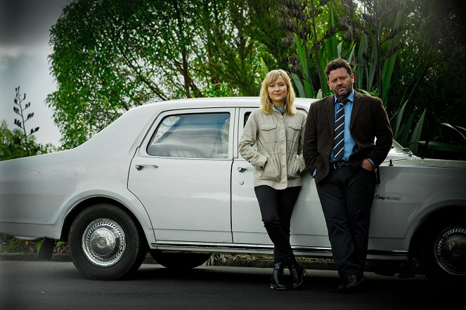 Brokenwood – Mord in Neuseeland - Season 3 - Werbefoto - Fern Sutherland, Neill Rea