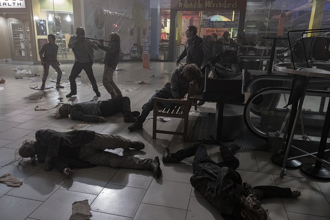 Fear the Walking Dead - Season 5 - 210 Words Per Minute - Photos